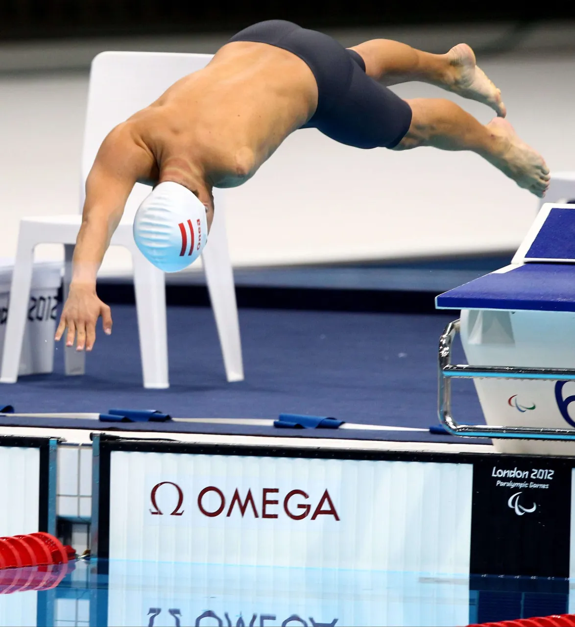 Andreas Onea springt ins Wasser